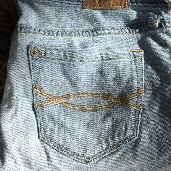 Abercrombie & Fitch light wash slim leg jeans - size 2 - Picture 3 of 10